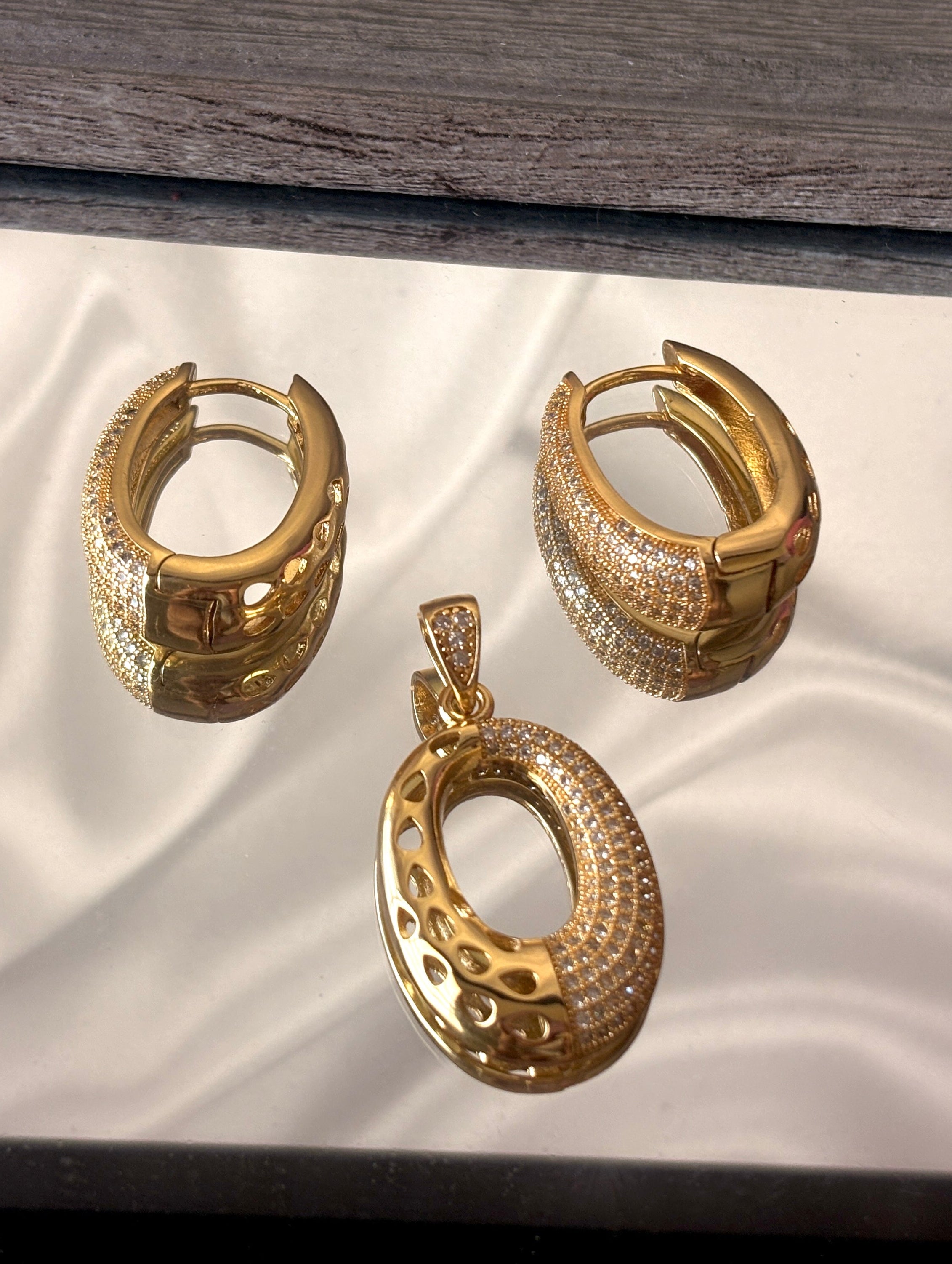 Laurel Oval Drop Earrings and Pendant